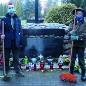 Harcerze sprzątnęli symboliczny grób ofiar zbrodni wołyńskiej. 