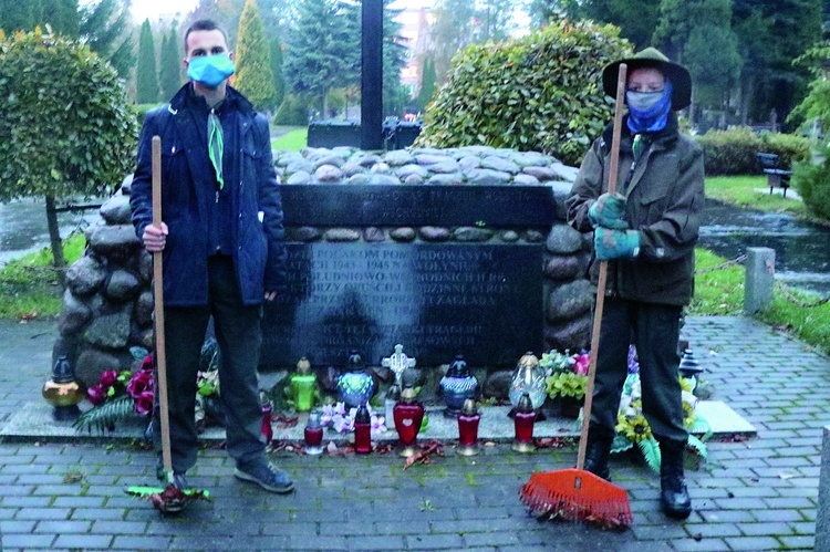 Harcerze sprzątnęli symboliczny grób ofiar zbrodni wołyńskiej. 