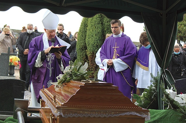 	Bp Ignacy Dec i ks. Bankowski  nad grobem śp. Teresy.