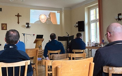 O. Włodzimierz Zatorski łączył się z uczestnikami za pomocą internetu.