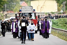 Kondukt żałobny Macieja Aleksiuka nie miał końca. Tłumy żegnały w Roztoce 20-latka.