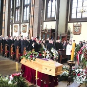 Pogrzeb ks. Władysława Jóźkowa był hołdem złożonym mu za jego wieloletnią ofiarną pracę na rzecz legniczan i kresowian.