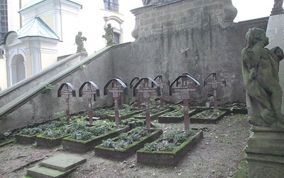 Cmentarz znajduje się tuż obok kaplicy Grobu Pańskiego.