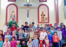 Ks. Flak z dziećmi z Quishuar.