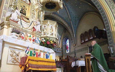 Ołtarz Matki Bożej w Zabawie udekorowano flagami państw, w których posługują tarnowscy misjonarze.