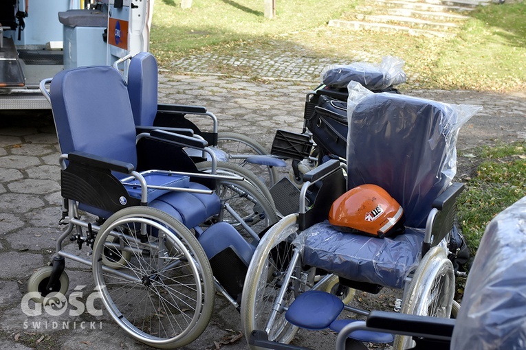 Odebranie ambulansu przez Caritas