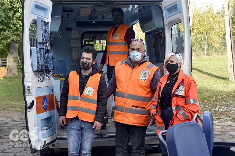 Odebranie ambulansu przez Caritas