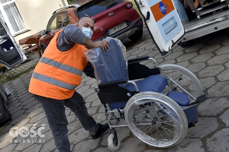 Odebranie ambulansu przez Caritas