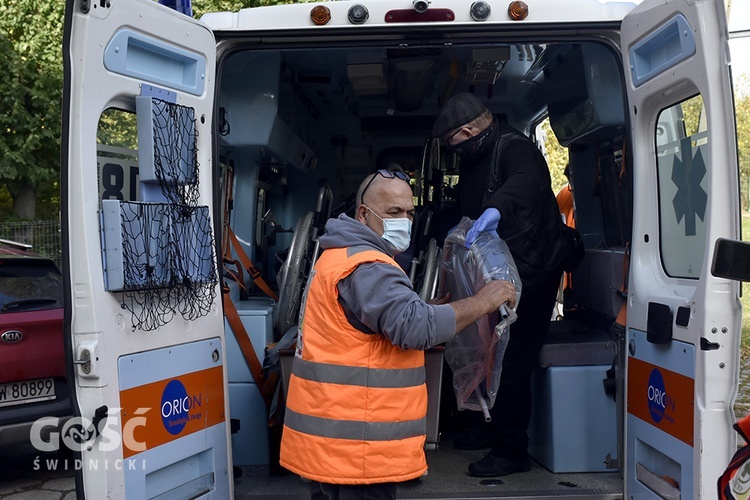 Odebranie ambulansu przez Caritas