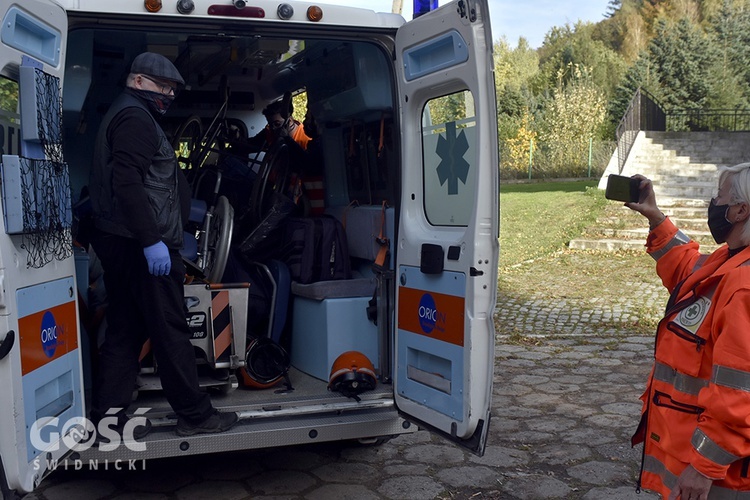 Odebranie ambulansu przez Caritas