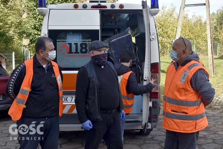 Odebranie ambulansu przez Caritas