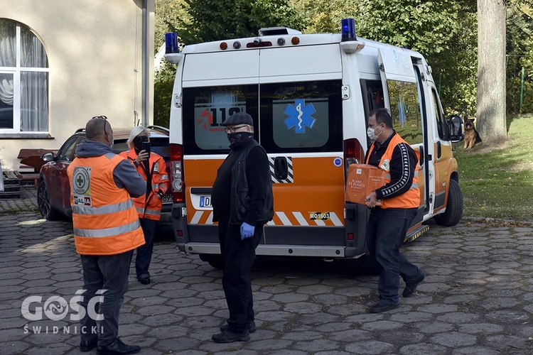 Odebranie ambulansu przez Caritas