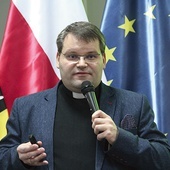 Ks. Łukasz Saczyński opowiadał o swojej pracy z ministrantami, która jest przedłużeniem misji nauki szkolnej.