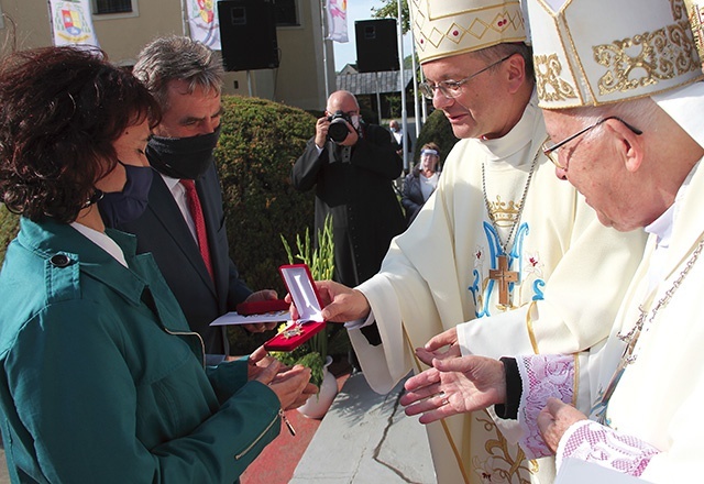 Małżonkowie są zaangażowani także w prowadzenie kursów przedmałżeńskich. Na zdjęciu: wręczenie odznaczenia w Rokitnie.