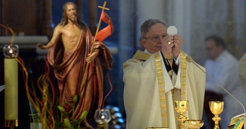 Bp Henryk Tomasik dziękuje za odważne wyznanie wiary, które wyraża się także przez poszanowanie tego, co święte. "Najświętsza jest Eucharystia" - napisał ordynariusz.