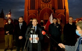 Konferencja prasowa odbyła się przed radomską katedrą.