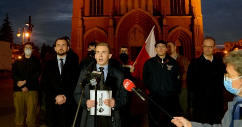 Konferencja prasowa odbyła się przed radomską katedrą.