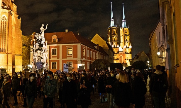 Kolejny protest pod katedrą: czarny habit, Psalm 62 i lista przebojów