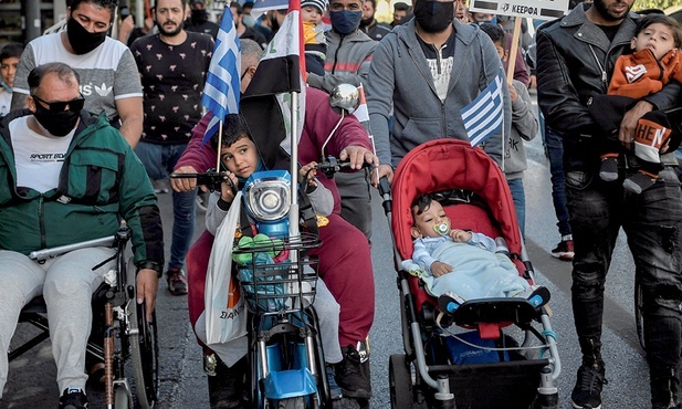 Uchodźcy protestują przed biurami Unii Europejskiej w Atenach. Domagają się azylu i włączenia do unijnego programu przesiedleń. 
20.10.2020 Ateny, Grecja