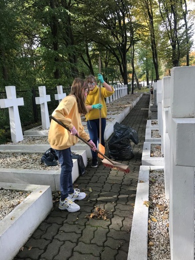 Wolontariusze sprzątają cmentarz