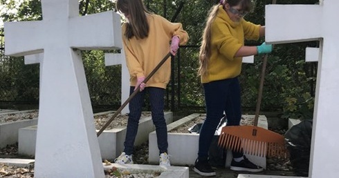Wolontariusze sprzątają cmentarz