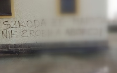 Napis na kościele w Ostropie już usunięty