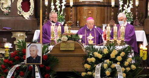 Mszy św. w intencji śp. ks. kan. Tadeusza Durszlewicza przewodniczył w Płocku bp Roman Marcinkowski.