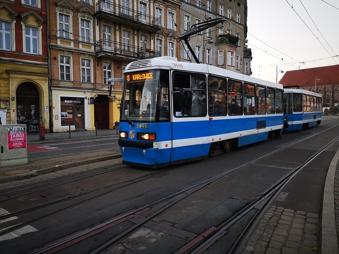 Na cmentarze komunikacją miejską [odwołane]