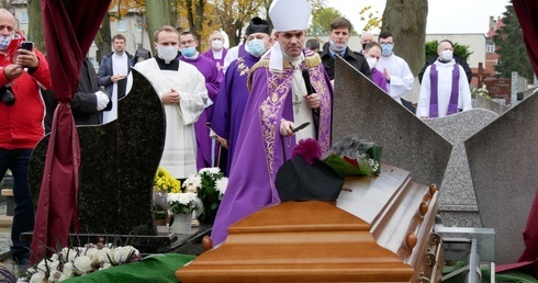 Kapłan pochowany został na cmentarzu w Pucku.