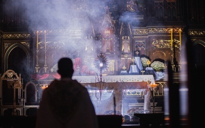 W centrum stanął Jezus w eucharystycznej postaci.