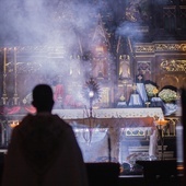 W centrum stanął Jezus w eucharystycznej postaci.