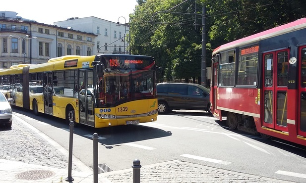 Śląskie. 15 specjalnych cmentarnych linii autobusowych nie będzie. Powodem zamknięcie cmentarzy