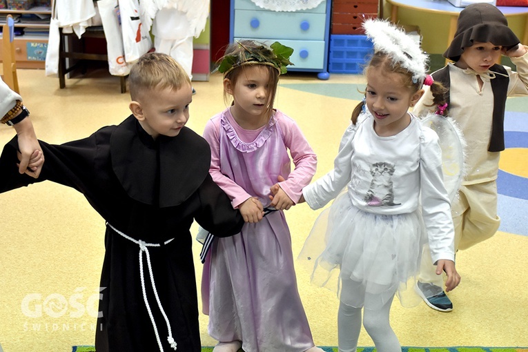Bal świętych u sióstr prezentek