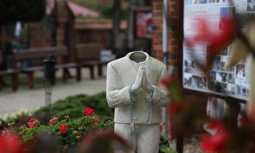 Zniszczone figury przy kościele w Chrząstawie Wielkiej