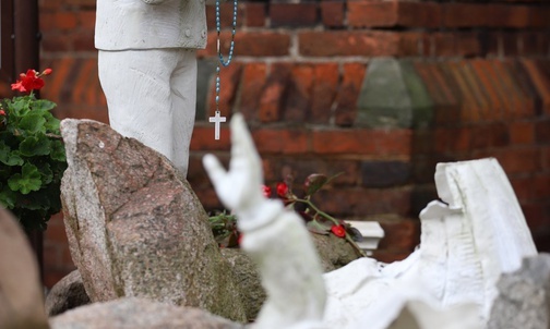 Zniszczone figury przy kościele w Chrząstawie Wielkiej