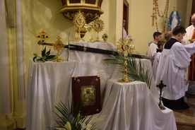 Święci i błogosławieni obecni w relikwiarzach w całej diecezji bez ustanku orędują.