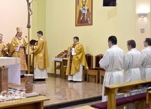 Biskup w czasie modlitwy nad kandydatami do święceń.
