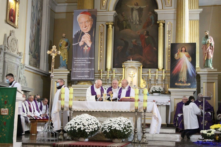 Maków Mazowiecki. Pogrzeb ks. kan. Andrzeja Nowakowskiego