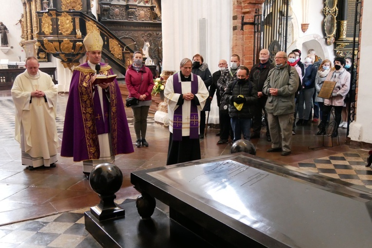 Stacja modlitwy za zmarłych przy grobowcu książąt pomorskich.