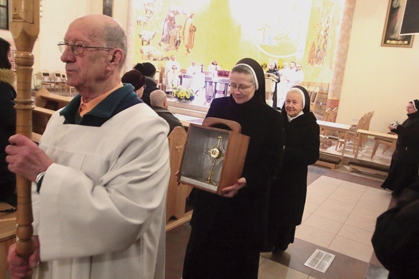 Relikwie bł. Marii Luizy zostały wprowadzone do parafii  pw. Świętej Rodziny w Legnicy w Światowy Dzień Chorego.
