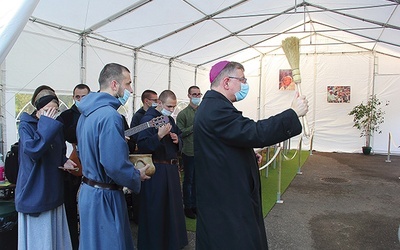 Biskup Zadarko poświęcił namiot i zaprosił do środka czekających na obiad.