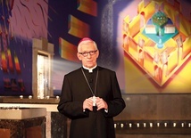 Metropolita katowicki na tle Nowego Jeruzalem, malowidła w katedralnej krypcie grobowej biskupów katowickich.