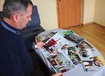 ▲	Ksiądz Jerzy Urbanik w czasie wybierania fotografii na ekspozycję. 