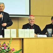 Ksiądz prof. Góźdź podczas promocji na KUL. Obok kard. G. Müller.