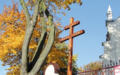 ▲	W Proboszczewicach chrześcijański symbol okresu morowego stanął na wzgórzu, tuż obok parafialnego kościoła.