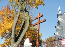 ▲	W Proboszczewicach chrześcijański symbol okresu morowego stanął na wzgórzu, tuż obok parafialnego kościoła.