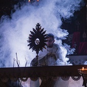 ▲	Wszędzie pośród świętych stał Jezus obecny w Eucharystii.