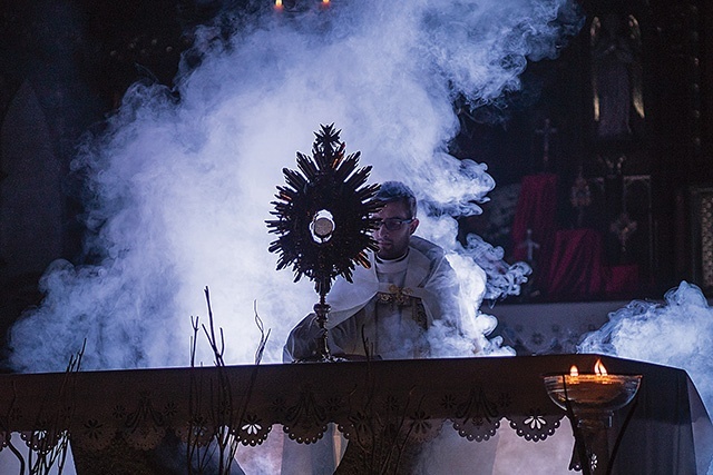 ▲	Wszędzie pośród świętych stał Jezus obecny w Eucharystii.