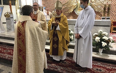 ▲	Przekazanie relikwii papieża Polaka w michalickiej parafii.