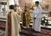 ▲	Przekazanie relikwii papieża Polaka w michalickiej parafii.